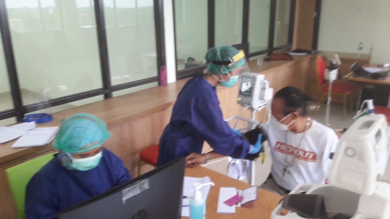 Warga lansia saat melakukan vaksinasi COVID-19