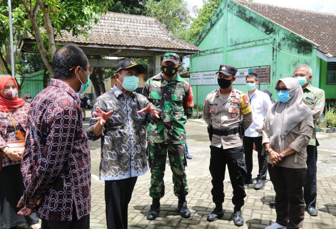 Menko PMK saat meninjau PPKM Mikto di Yogyakarta