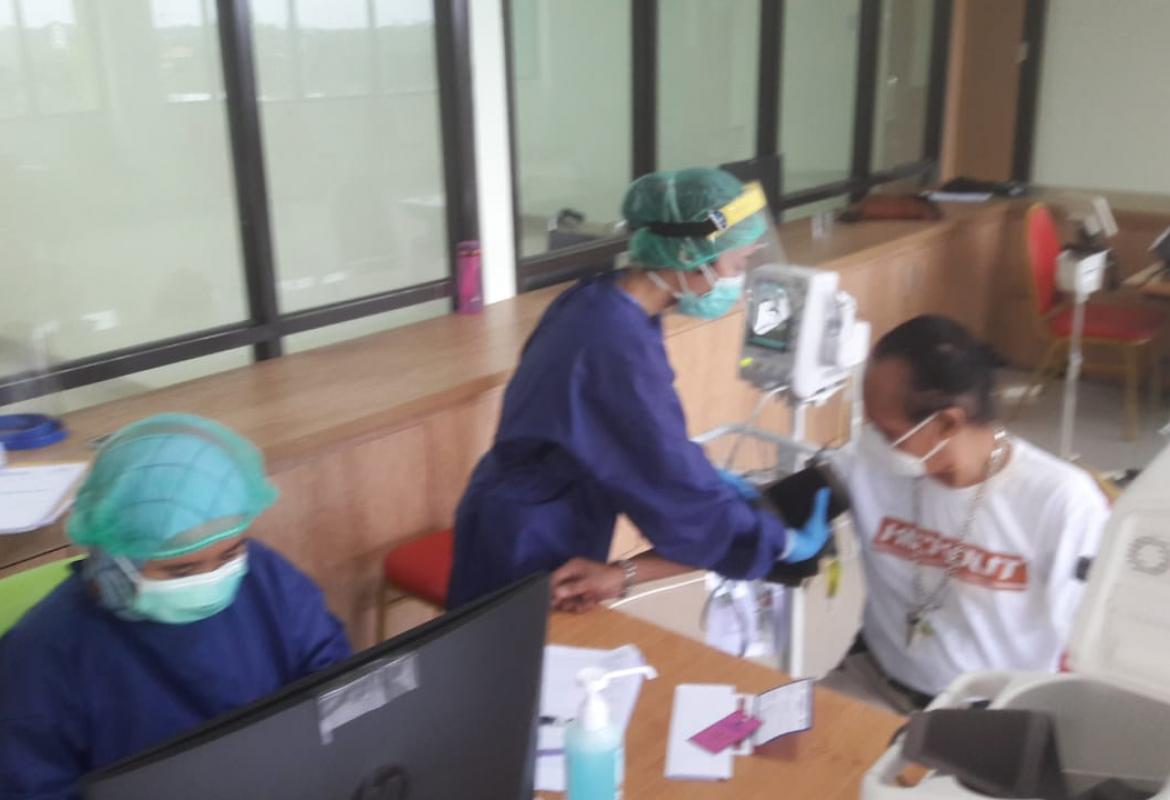 Warga lansia saat melakukan vaksinasi COVID-19