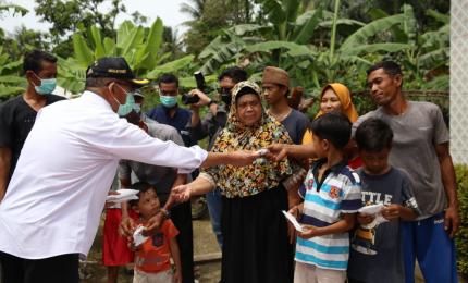 Ilustrasi Dana Desa. Menko PMK Muhadjir Effendy memberikan masker kepada masyarakat.